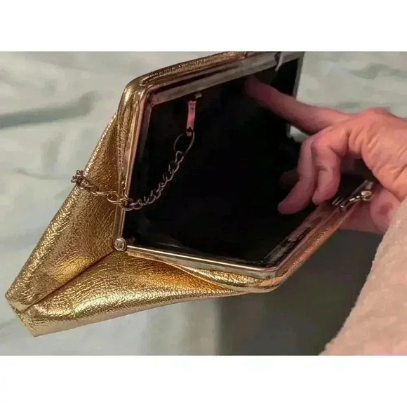 Women's gold clutch circa 1960s with gold chain and  kiss lock closure no brand - Picture 5 of 7